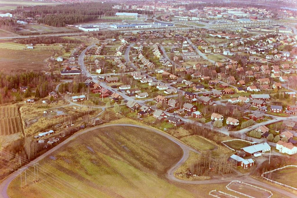 En flygbild som visar Söderslätt och Teg år 1983.