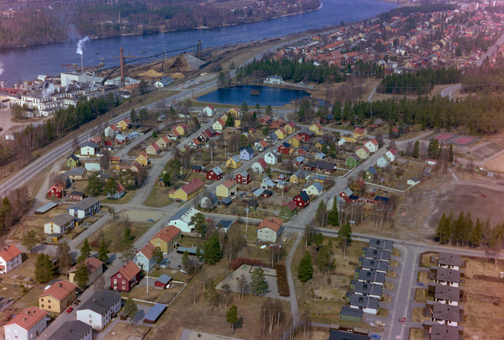 Bilden över Gimonäs i Umeå från 1983, som togs från luften, ger oss en unik möjlighet att se platsen på ett sätt som sällan är möjligt.