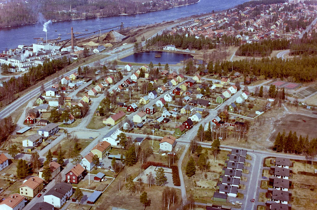 Ett flygbild av Gimonäs år 1983. Det erbjuder oss en helt annan möjlighet att få en djupare och mer detaljerad inblick i denna plats än vad vi normalt kan uppleva från marknivå.