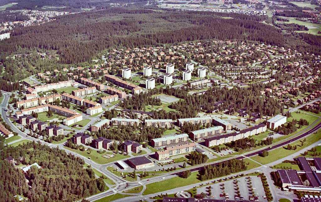 Ett flygbild av Berghem år 1983. Det erbjuder oss en helt annan möjlighet att få en djupare och mer detaljerad inblick i denna plats än vad vi normalt kan uppleva från marknivå.