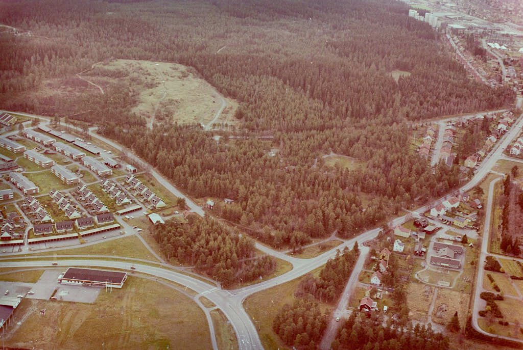 Här kan du se 1983 års flygbild över Mariedal, Sandbacka och Stadsliden. 