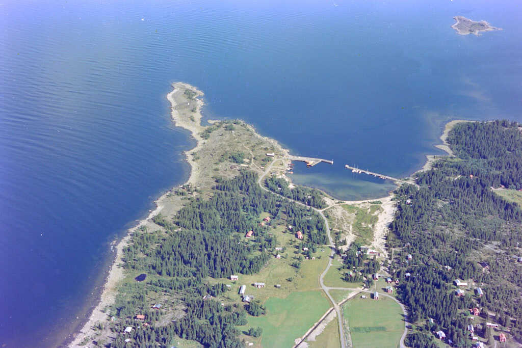 Vy över Holmön 1984, med fokus på välkända landmärkena som 