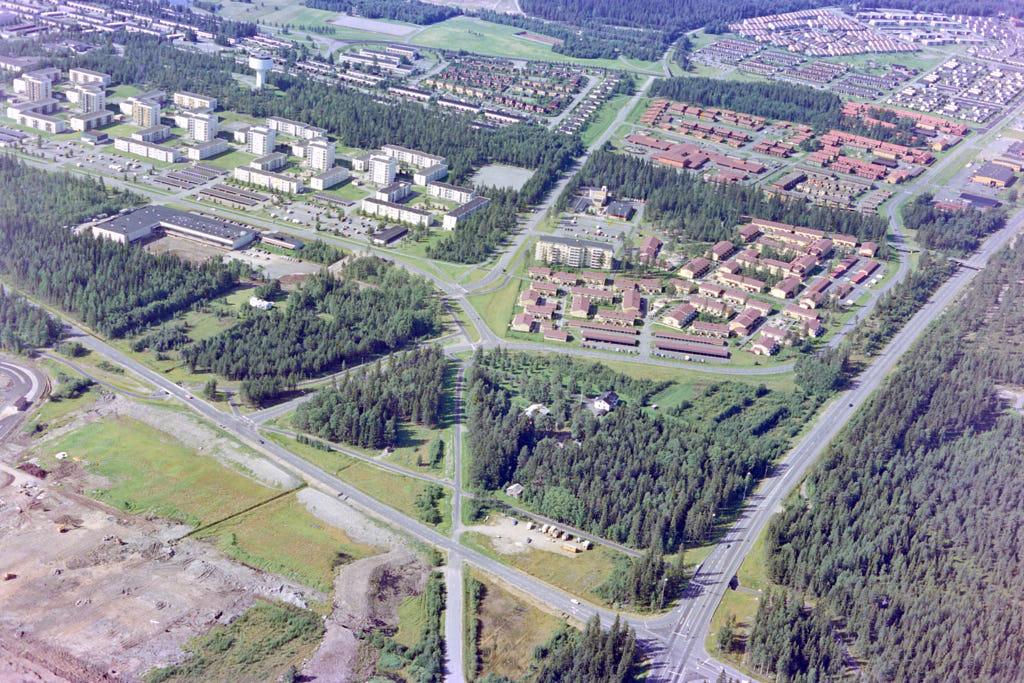 Här kan du se 1984 års flygbild över Marieberg i Umeå. 