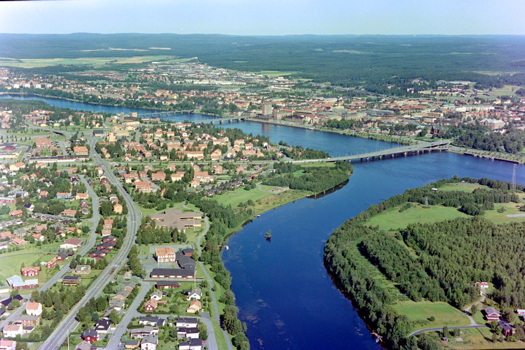 Bilden över Teg och Ön i Umeå från 1984, som togs från luften, ger oss en unik möjlighet att se platsen på ett sätt som sällan är möjligt.