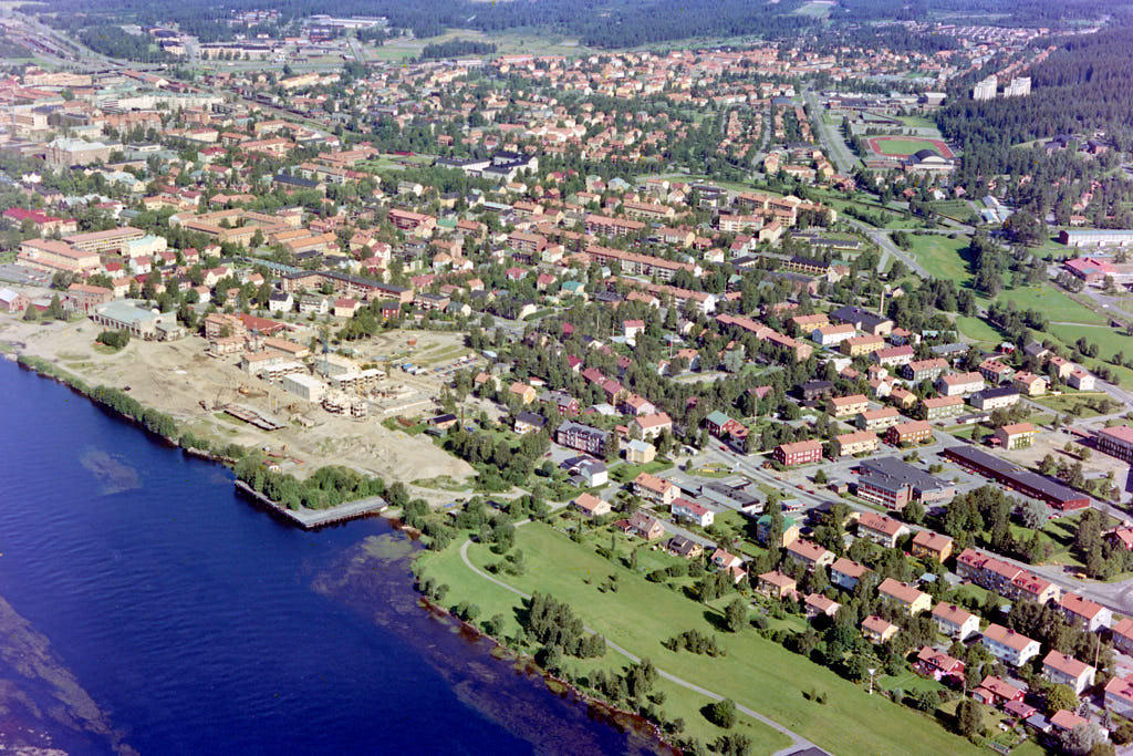 En bild från luften visar Öst på stan i Umeå år 1984.