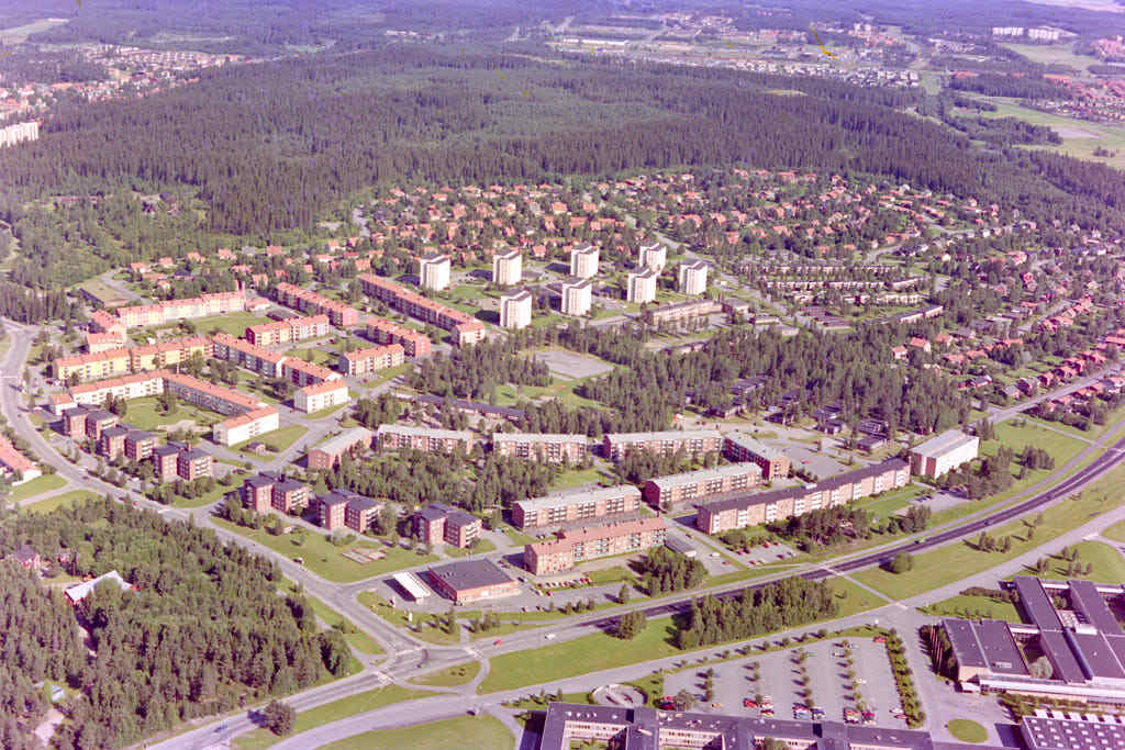 En bild av Berghem i Umeå år 1984. Det erbjuder oss en helt annan möjlighet att få en djupare och mer detaljerad inblick i denna plats än vad vi normalt kan uppleva från marknivå.