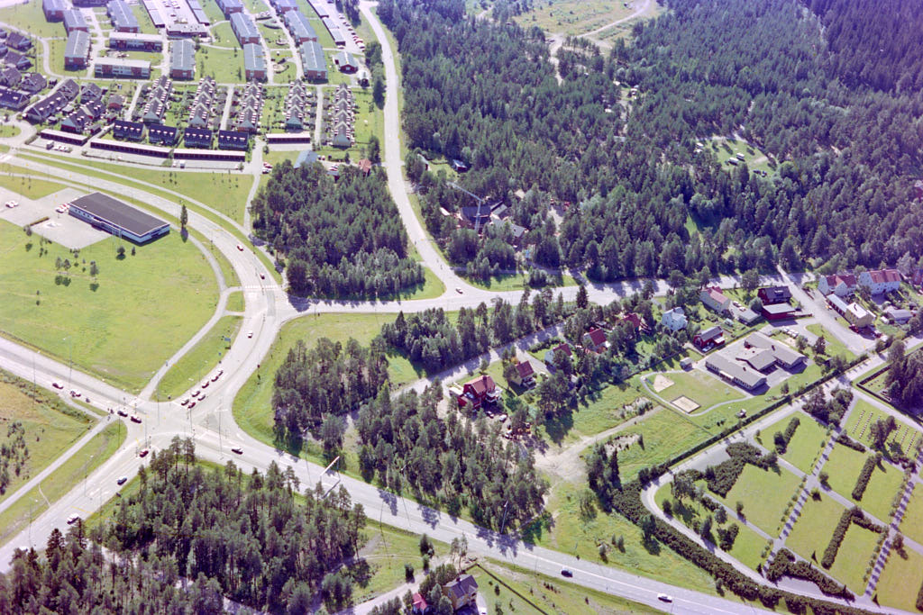 En bild från luften visar Sandbacka i Umeå år 1984.