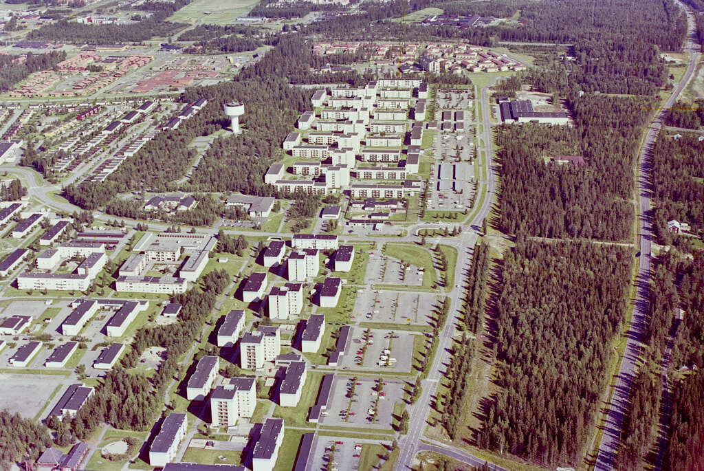 Ett flygbild av Mariehem år 1984. Det erbjuder oss en helt annan möjlighet att få en djupare och mer detaljerad inblick i denna plats än vad vi normalt kan uppleva från marknivå.