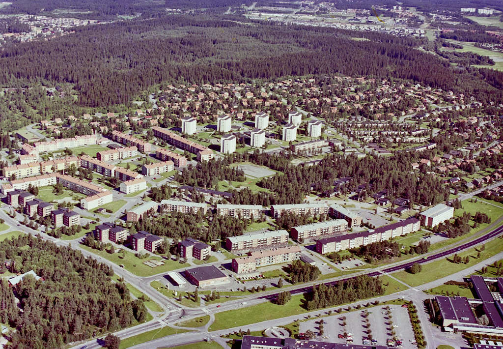 En flygbild som visar Berghem år 1984.