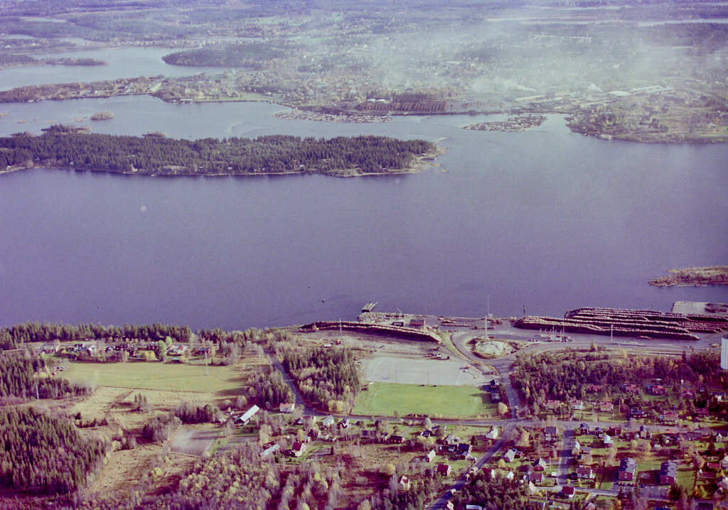 En bild från luften visar Obbola och Holmen år 1984.