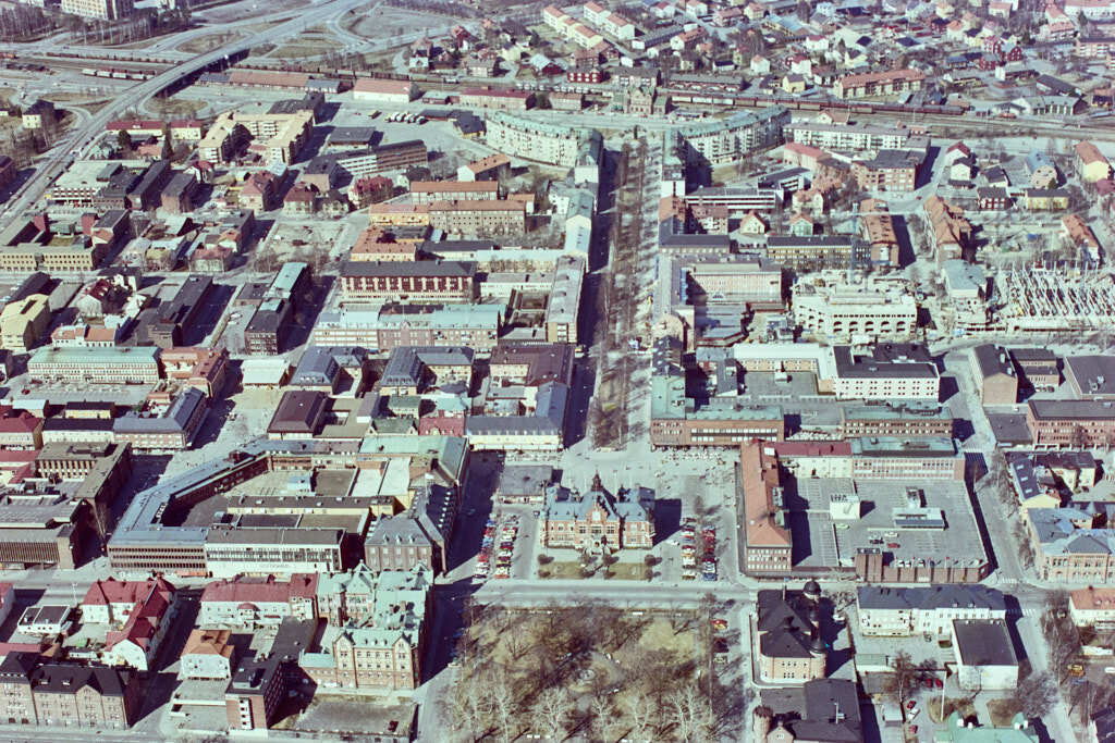 År 2023 togs flygbild över Centrala stan. Den här bilden är inte bara intressant att titta på, den är också värdefull när man planerar städer och de som vill förstå hur städer ändras över tid. Den hjälper oss att se hur Centrala stan har utvecklats och hur de passar in i staden.