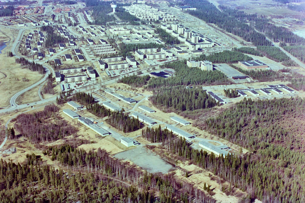 Ett flygbild av Olofsdal år 1985. Det erbjuder oss en helt annan möjlighet att få en djupare och mer detaljerad inblick i denna plats än vad vi normalt kan uppleva från marknivå.
