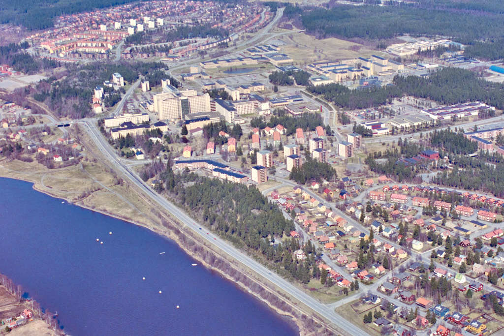 Här kan du se 1985 års flygbild över Sofiehem, Ålidbacken och Öbacka.