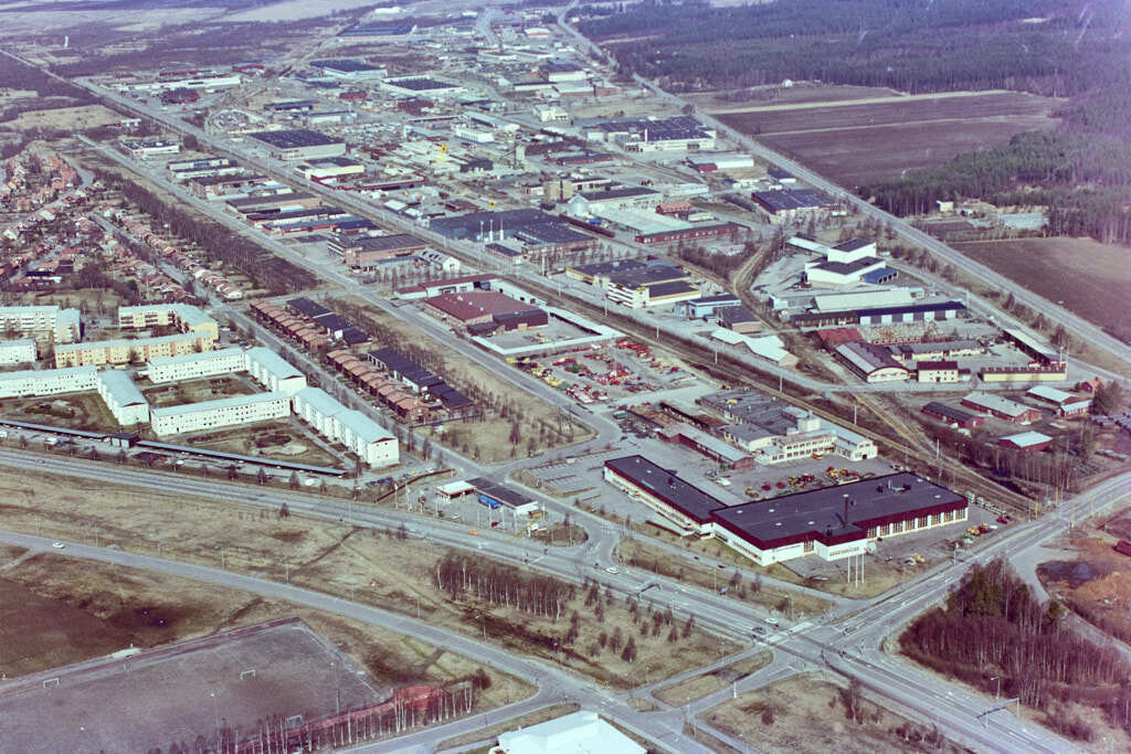 Bilden av Västerslätt från 1985, som togs från luften, ger oss en unik möjlighet att se platsen på ett sätt som sällan är möjligt.
