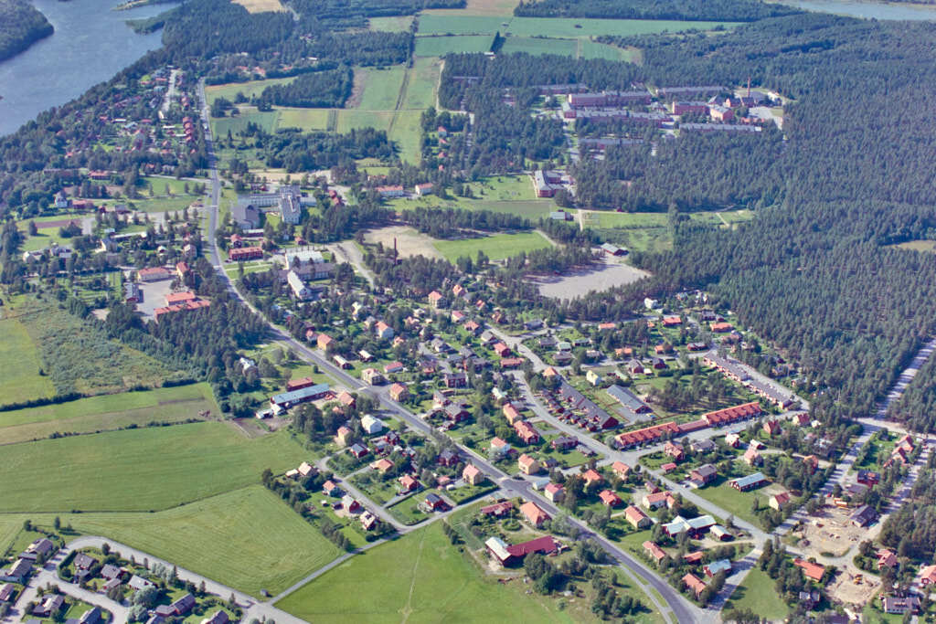 Bilden av Backen i Umeå från 1985, som togs från luften, ger oss en unik möjlighet att se platsen på ett sätt som sällan är möjligt.