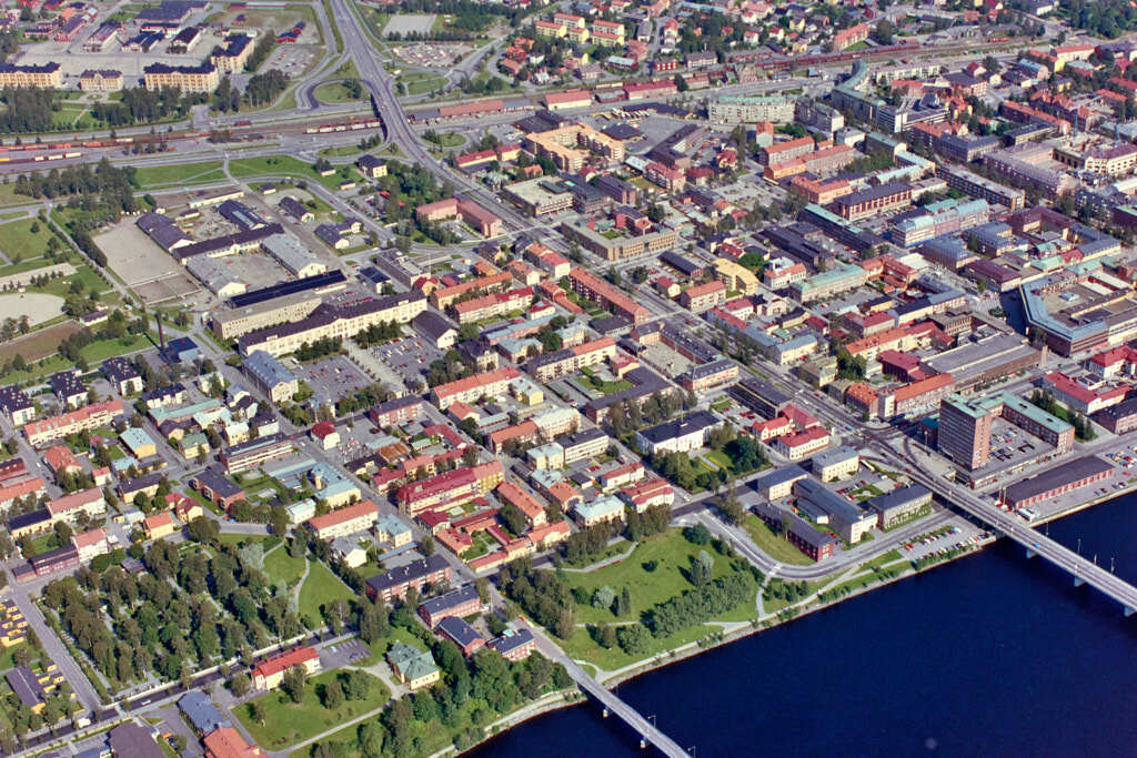 En bild från luften visar Väst på stan och Centrala stan år 1985.
