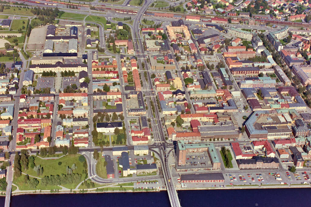 Ett flygbild av Väst på stan och Centrala stan år 1985. Det erbjuder oss en helt annan möjlighet att få en djupare och mer detaljerad inblick i denna plats än vad vi normalt kan uppleva från marknivå.