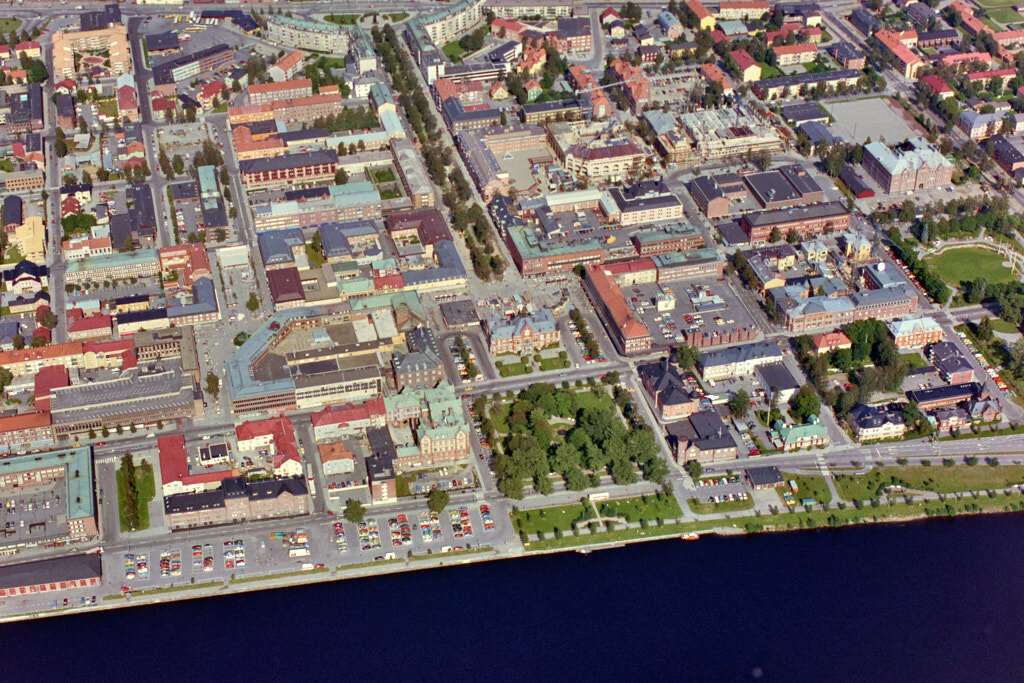 Ett flygbild av Centrala stan år 1985. Det erbjuder oss en helt annan möjlighet att få en djupare och mer detaljerad inblick i denna plats än vad vi normalt kan uppleva från marknivå.