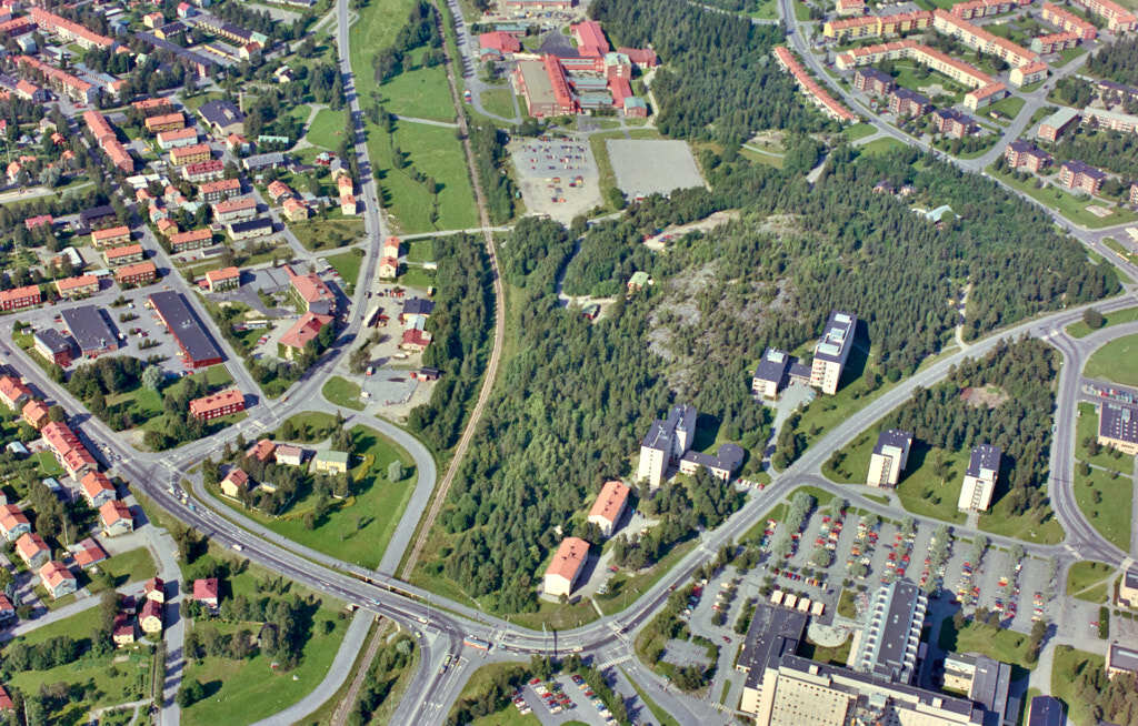 År 1985 togs bilden över Öst på stan i Umeå. Den här bilden är inte bara intressant att titta på, den är också värdefull när man planerar städer och de som vill förstå hur städer ändras över tid. Den hjälper oss att se hur Öst på stan har utvecklats och hur de passar in i staden.