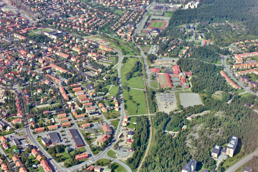 Öst på stan, Berghem och Fridhem sett från luften år 1985.