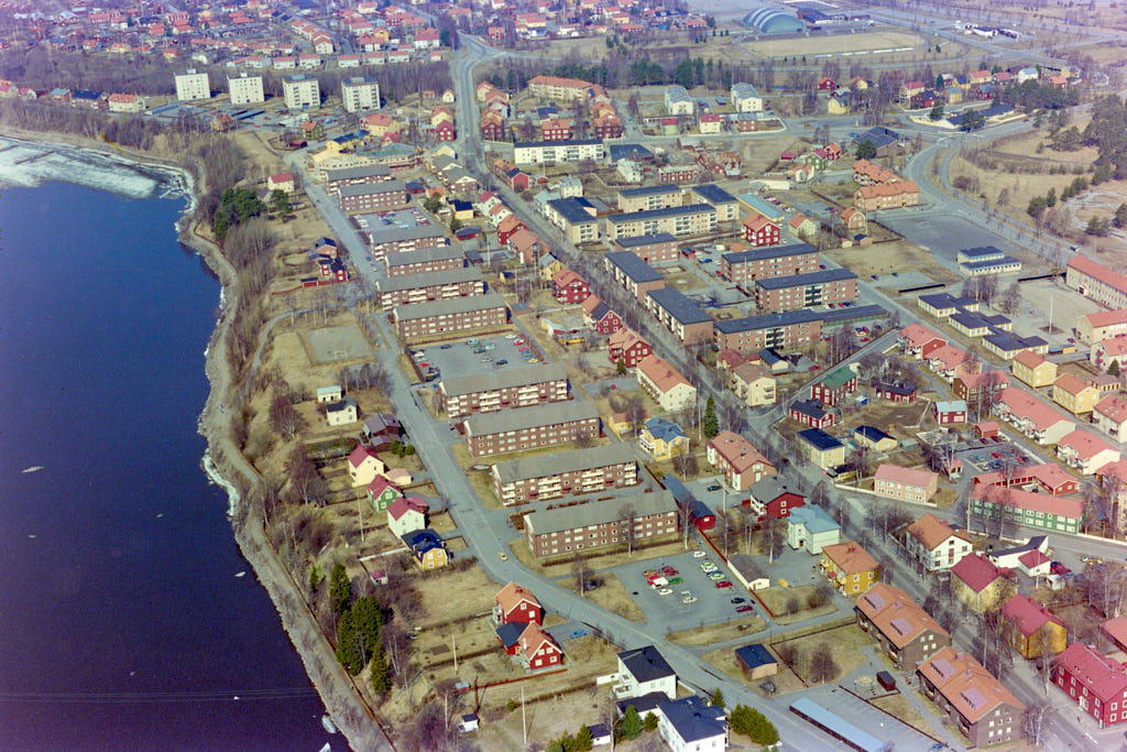 En bild av Väst på stan i Umeå år 1985. Det erbjuder oss en helt annan möjlighet att få en djupare och mer detaljerad inblick i denna plats än vad vi normalt kan uppleva från marknivå.