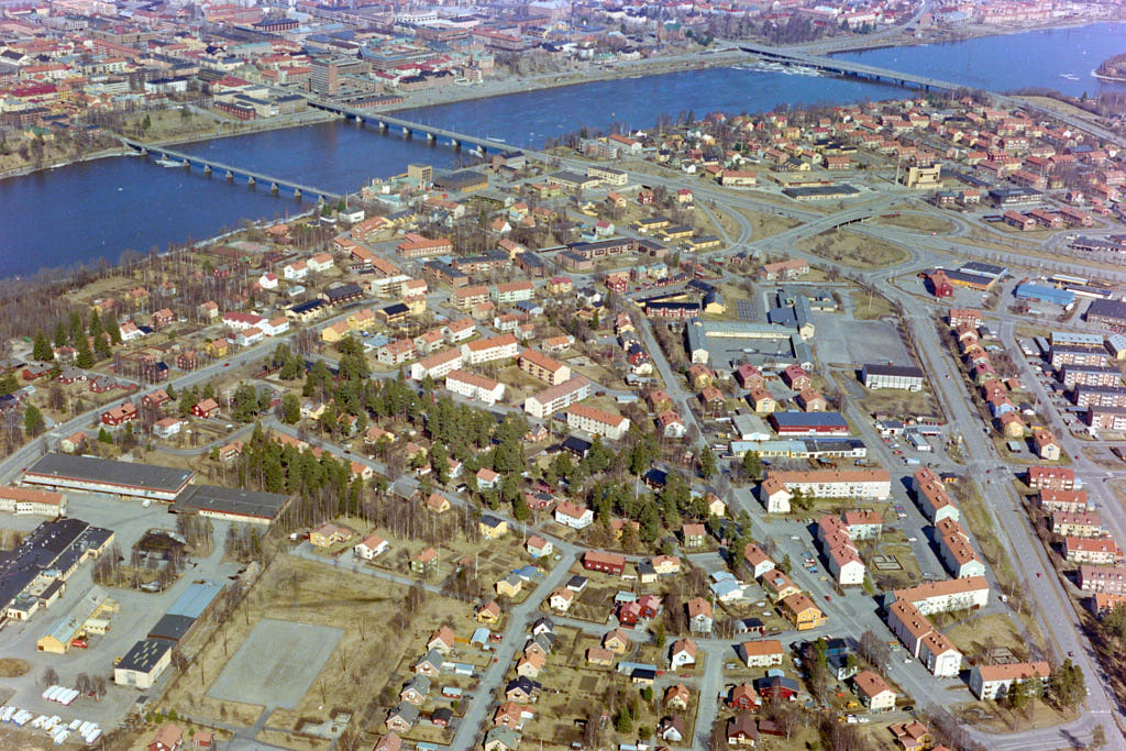 Vy över Teg i Umeå 1985, med fokus på välkända landmärkena som 