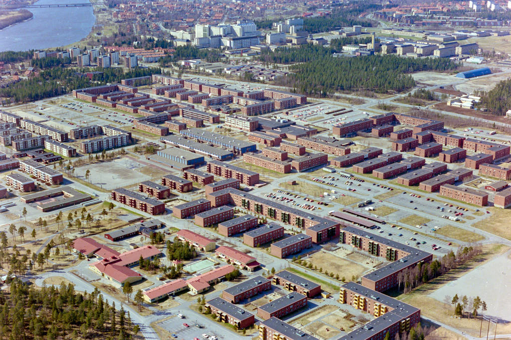 En flygbild som visar Ålidhem i Umeå år 1985.