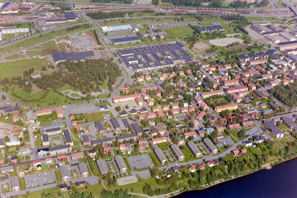 Väst på stan i Umeå sett från luften år 1985.