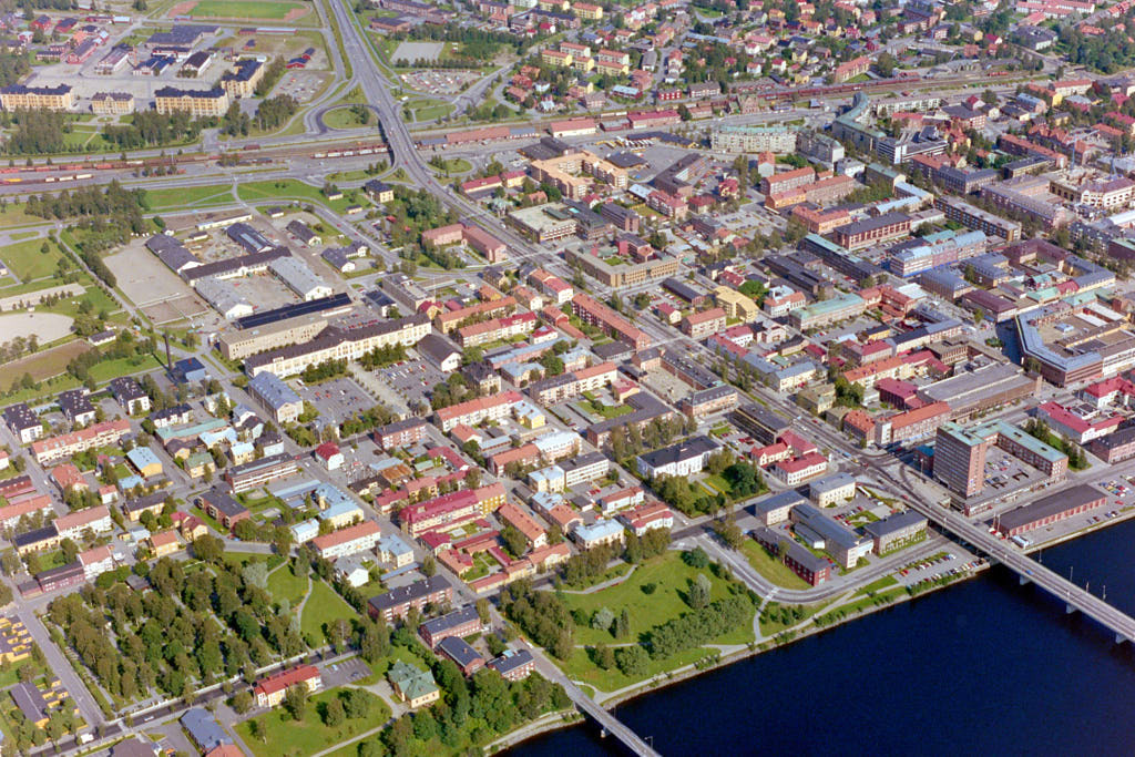 År 1985 togs bilden över Väst på stan i Umeå. Den här bilden är inte bara intressant att titta på, den är också värdefull när man planerar städer och de som vill förstå hur städer ändras över tid. Den hjälper oss att se hur Väst på stan har utvecklats och hur de passar in i staden.