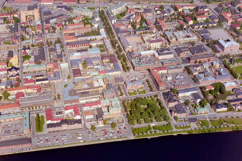 Bilden över Centrala stan i Umeå från 1985, som togs från luften, ger oss en unik möjlighet att se platsen på ett sätt som sällan är möjligt.