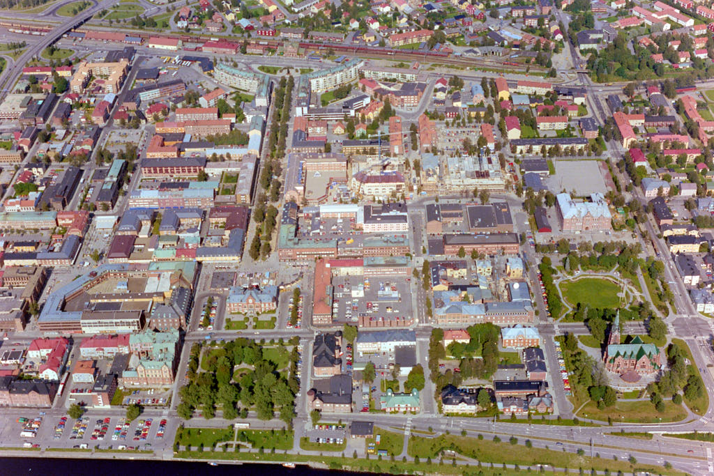 En bild av Centrala stan i Umeå år 1985. Det erbjuder oss en helt annan möjlighet att få en djupare och mer detaljerad inblick i denna plats än vad vi normalt kan uppleva från marknivå.
