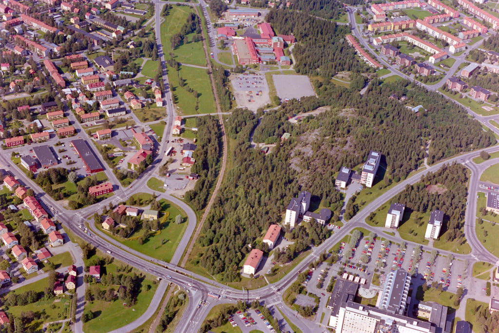 Hamrinsberget och Öst på stan i Umeå sett från luften år 1985.