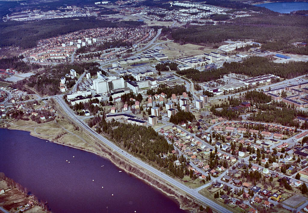 Det här är en bild som togs från ovan av Sofiehem och Öbacka år 1985