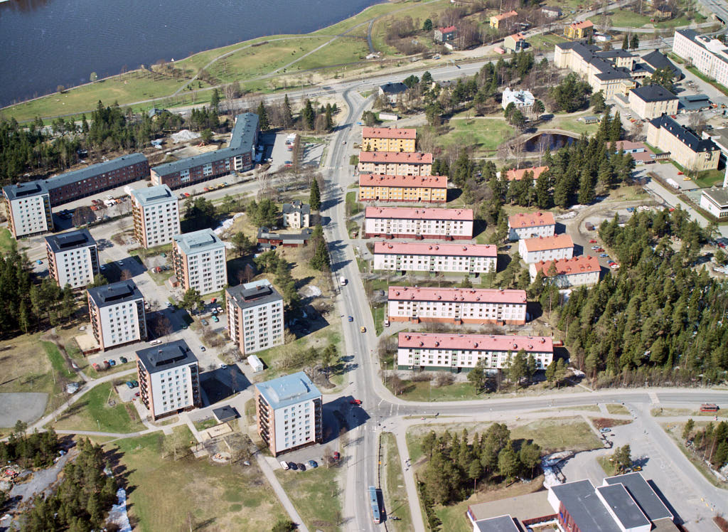 En flygbild som visar Ålidbacken och Sofiehem i Umeå år 1986.