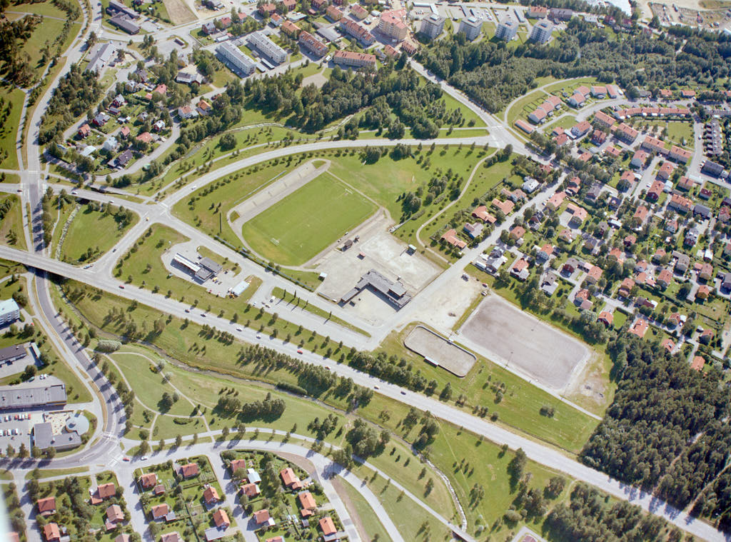 Här kan du se 1986 års flygbild över Sandåkern och Grisbacka i Umeå. 