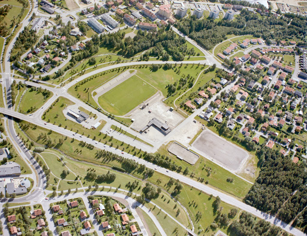 Vy över Sandåkern i Umeå 1986, med fokus på välkända landmärkena som 