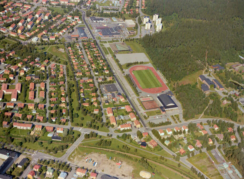 En flygbild som visar Öst på stan och Gammlia i Umeå år 1986.