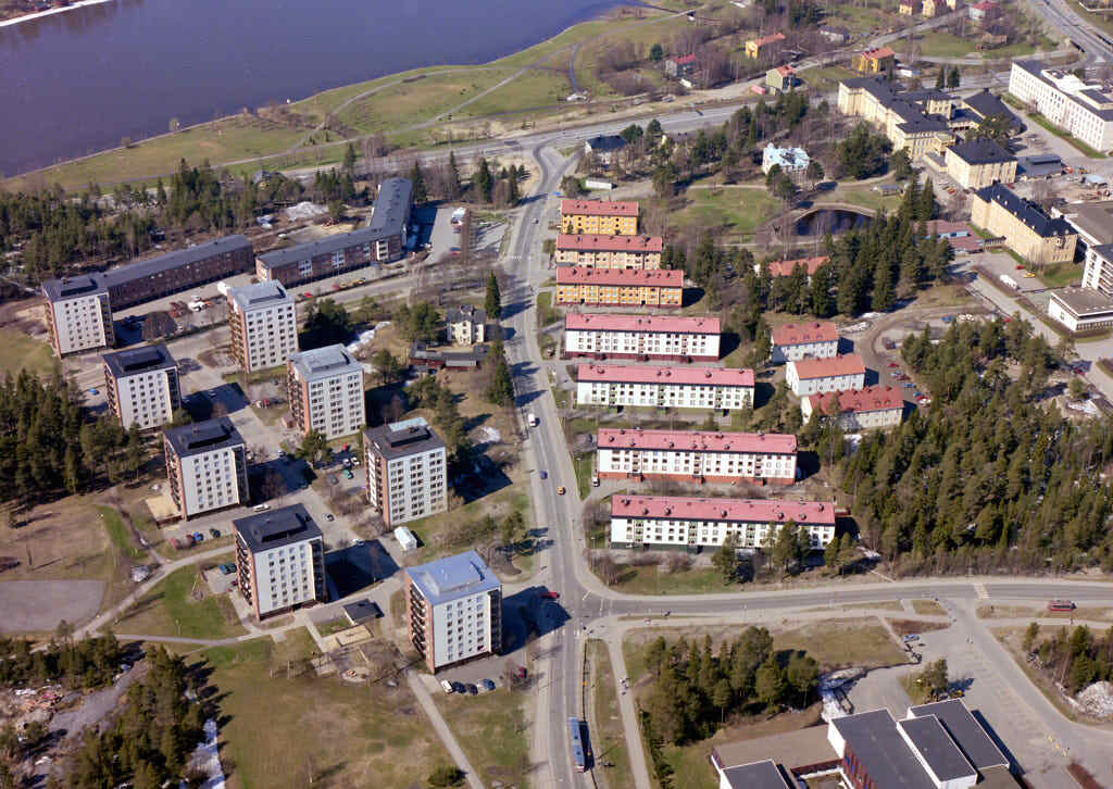 Vy över Ålidbacken och Sofiehem i Umeå 1986, med fokus på välkända landmärkena som 