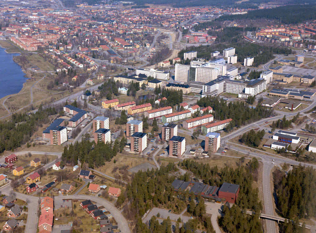 Ålidbacken och Sofiehem i Umeå sett från luften år 1986.