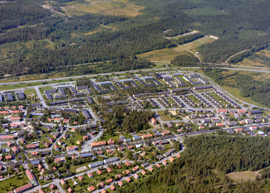 År 1986 togs bilden över Sandbacka i Umeå. Den här bilden är inte bara intressant att titta på, den är också värdefull när man planerar städer och de som vill förstå hur städer ändras över tid. Den hjälper oss att se hur Sandbacka har utvecklats och hur de passar in i staden.