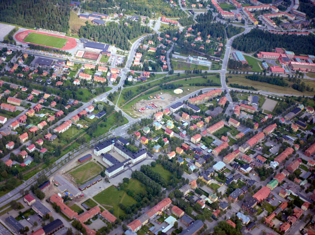 En bild av Öst på stan, Gammlia och Berghem i Umeå år 1986. Det erbjuder oss en helt annan möjlighet att få en djupare och mer detaljerad inblick i denna plats än vad vi normalt kan uppleva från marknivå.