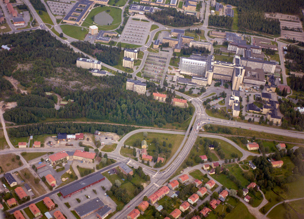År 1986 togs bilden över Öst på stan, Öbacka och Sjukhusområdet i Umeå. Den här bilden är inte bara intressant att titta på, den är också värdefull när man planerar städer och de som vill förstå hur städer ändras över tid. Den hjälper oss att se hur Öst på stan, Öbacka och Sjukhusområdet har utvecklats och hur de passar in i staden.