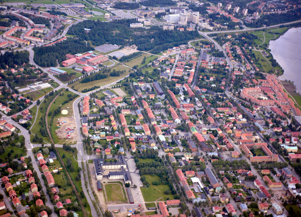 Bilden över Öst på stan i Umeå från 1986, som togs från luften, ger oss en unik möjlighet att se platsen på ett sätt som sällan är möjligt.