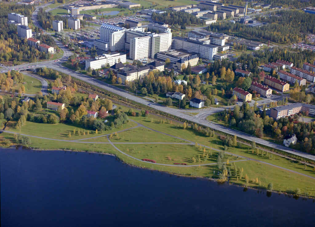 Bilden över Öbacka i Umeå från 1986, som togs från luften, ger oss en unik möjlighet att se platsen på ett sätt som sällan är möjligt.
