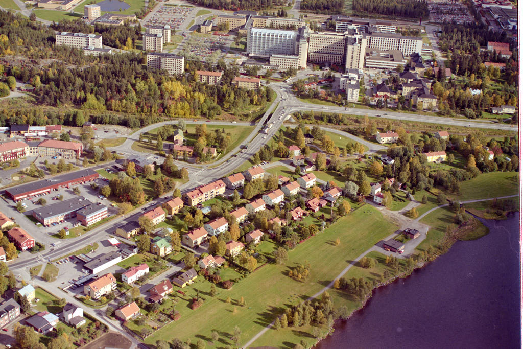 Vy över Öbacka och Öst på stan i Umeå 1987, med fokus på välkända landmärkena som 
