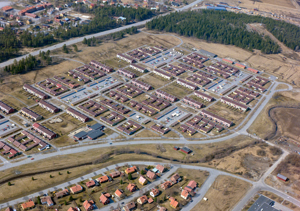 En bild av Rödäng i Umeå år 1987. Det erbjuder oss en helt annan möjlighet att få en djupare och mer detaljerad inblick i denna plats än vad vi normalt kan uppleva från marknivå.