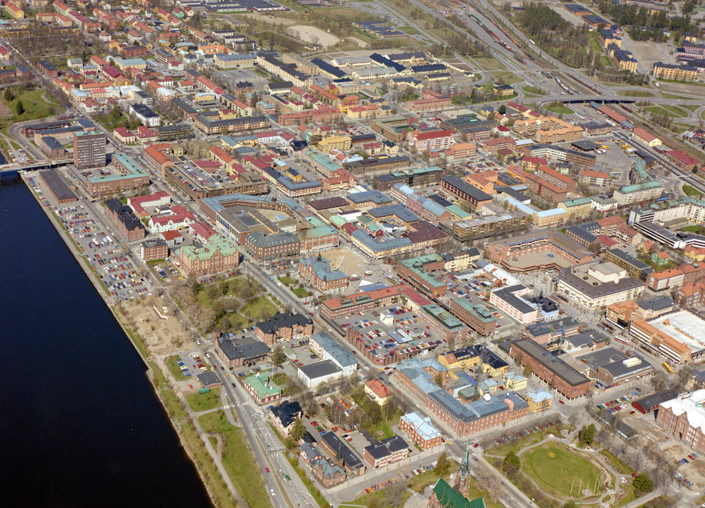 År 1987 togs bilden över Centrala stan i Umeå. Den här bilden är inte bara intressant att titta på, den är också värdefull när man planerar städer och de som vill förstå hur städer ändras över tid. Den hjälper oss att se hur Centrala stan har utvecklats och hur de passar in i staden.