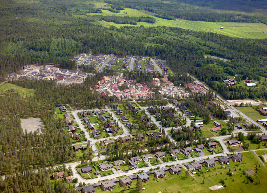 Här kan du se 1987 års flygbild över Ersmark. 