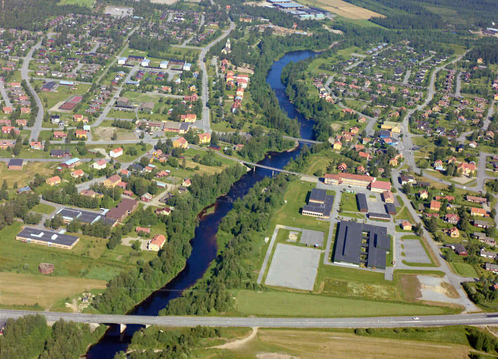 År 1987 togs bilden över Sävar. Den här bilden är inte bara intressant att titta på, den är också värdefull när man planerar städer och de som vill förstå hur städer ändras över tid. Den hjälper oss att se hur Sävar har utvecklats och hur de passar in i staden.