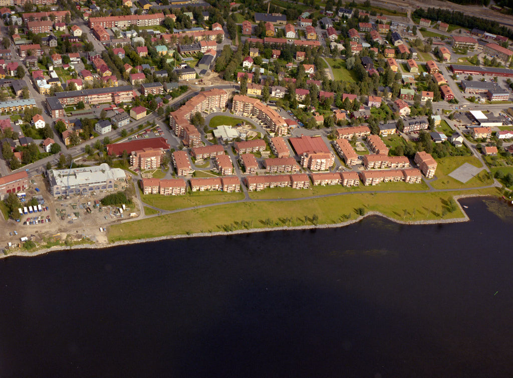 Bilden över Öst på stan i Umeå från 1987, som togs från luften, ger oss en unik möjlighet att se platsen på ett sätt som sällan är möjligt.